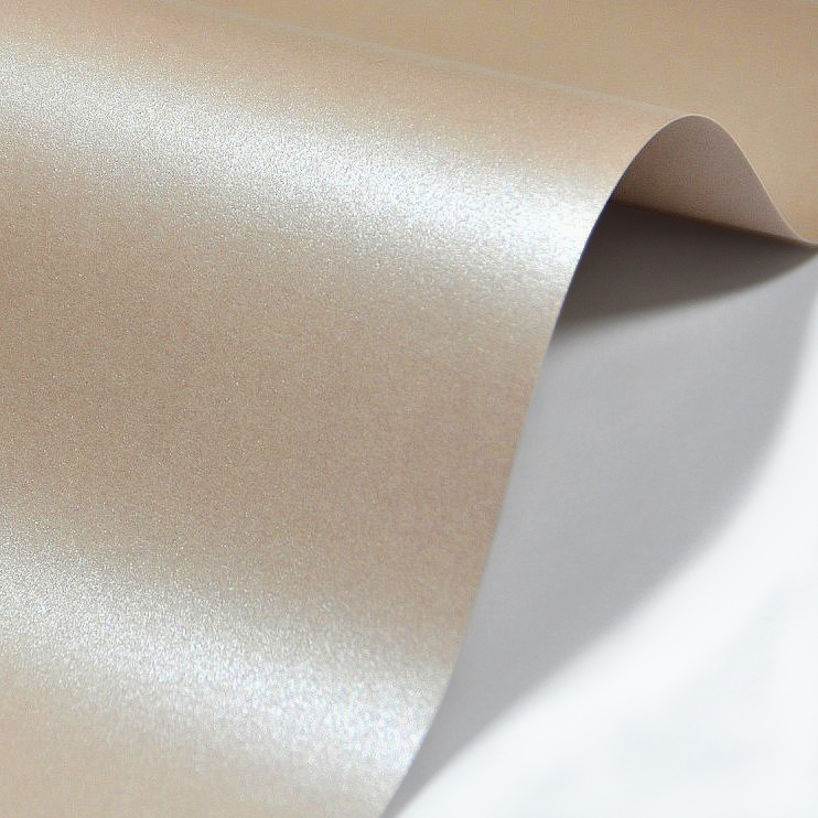 Papel fino de aspecto metalizado color arena